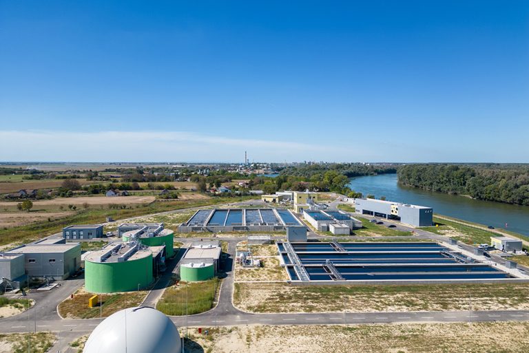 OSIJEK


Kao jedan od najvećih EU projekata u Osijeku, UPOV je i jedan od tehnološki najzahtjevnijih objekata vodnokomunalne infrastrukture istoka Hrvatske, čini ga čak 28 zasebnih građevinskih objekata, na površini od 165 tisuća četvornih metara, a pokriva područje ekvivalentno oko 170.000 stanovnika. Nužan je za smanjenje ispuštanja nepročišćenih otpadnih voda u osjetljiva područja dunavskog slijeva, a osnovna mu je funkcija pročišćavanje otpadnih voda kako bi se kvalitetno zaštitila rijeka Drava, ispuštanjem u nju pročišćenih voda.

 

Naša firma bila je zadužena za izradu i montažu strojarskih instalacija, montažu tehnološke opreme, izrada i montaža bioloških bazena i kompresorskih stanica.

 

https://vodovod.com/predstavljen-uredaj-za-prociscavanje-otpadnih-voda-upov-osijek-2